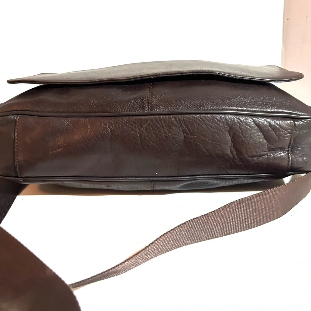 Kenneth Cole unisex Dark Brown distressed Leather Messenger work Travel Bag